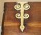 Baúl o cajonera vintage de madera tallada a mano con accesorios de latón adornados, Imagen 9