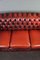 Rotes Chesterfield-Sofa mit Rindern 6