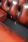 Rotes Chesterfield-Sofa mit Rindern 14