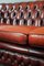 Rotes Chesterfield-Sofa mit Rindern 8