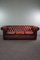 Rotes Chesterfield-Sofa mit Rindern 1