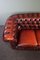 Rotes Chesterfield-Sofa mit Rindern 5