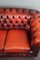 Rotes Chesterfield-Sofa mit Rindern 7