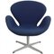 Swan Chair mit blauem Stoffbezug von Arne Jacobsen 1
