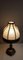 Lampada da tavolo con base in ottone decorato e paralume in tessuto segmentato, Immagine 6