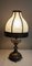 Lampada da tavolo con base in ottone decorato e paralume in tessuto segmentato, Immagine 5