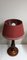Vintage Tischlampe mit gedrechseltem Mahagoni Fuß und rotem Stoffschirm, 1970er 3
