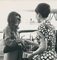 Jackie Kennedy all'aeroporto di Parigi, Francia, anni '70, Fotografia, Immagine 2