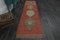Alfombra turca coral de 27 x 103 pies, alfombra de corredor colorida, naranja rojo marrón, alfombra de corredor Herki, alfombra Oushak vintage, corredor anudado a mano, corredores, años 60, Imagen 1
