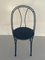 Dunkelblauer Stuhl aus Metall mit bogenförmiger Rückseite 6