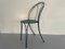 Dunkelblauer Stuhl aus Metall mit bogenförmiger Rückseite 1
