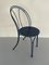 Dunkelblauer Stuhl aus Metall mit bogenförmiger Rückseite 3