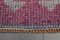 Alfombra de pasillo turca vintage de lana en rosa y marrón, años 60, Imagen 8