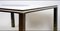 Tavolino basso da caffè quadrato della metà del XX secolo con ripiano in marmo bianco centrato con intarsio di lapislazzuli, poggiante su struttura in metallo, Immagine 6