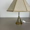 Lámpara de mesa austriaca trípode estilo Kalmar de latón, años 60, Imagen 5
