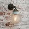 Lámpara de pared industrial vintage de vidrio claro, latón y porcelana blanca, Imagen 3