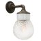 Lámpara de pared industrial vintage de vidrio claro, latón y porcelana blanca, Imagen 2