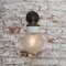 Industrielle Vintage Wandlampe aus Klarglas, Messing & weißem Porzellan 7