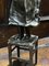 Figura de bronce de una niña de pie sobre una silla, Imagen 4