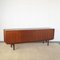 Credenza in noce con ante scorrevoli di Peter Hvidt, anni '60, Immagine 5