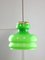Lámpara colgante italiana Mid-Century de vidrio y latón en verde, Imagen 1