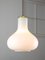 Lámpara colgante italiana Mid-Century grande de latón y vidrio opalino, Imagen 2