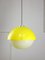 Lámpara colgante italiana era espacial de vidrio acrílico amarillo, años 70, Imagen 1