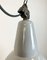 Lámpara de fábrica industrial esmaltada en gris con superficie de hierro fundido, años 60, Imagen 8