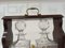 Tantalus doble vintage de caoba con decantadores de cristal tallado, años 30. Juego de 3, Imagen 9
