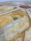 Tavolo da pranzo rotondo in travertino con intarsio in marmo giallo e ottone, Immagine 9
