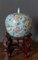 Maceta de jengibre cubierta de porcelana china del siglo XX con ornamentación floral, Imagen 1