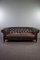 Divano Chesterfield antico in pelle, Immagine 1