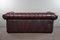 Rotes Chesterfield-Sofa mit Rindern 4