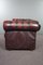 Rotes Chesterfield-Sofa mit Rindern 5