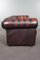 Rotes Chesterfield-Sofa mit Rindern 3