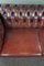Rotes Chesterfield-Sofa mit Rindern 7