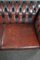 Rotes Chesterfield-Sofa mit Rindern 8