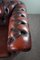 Rotes Chesterfield-Sofa mit Rindern 9