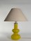 Lámpara de mesa Mid-Century moderna de vidrio en amarillo brillante de Orrefors, años 60, Imagen 2