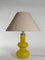 Lámpara de mesa Mid-Century moderna de vidrio en amarillo brillante de Orrefors, años 60, Imagen 3