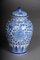 Jarrones asiáticos de porcelana con tapa, siglo XX. Juego de 2, Imagen 4