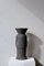 Schwarze Vase aus Sandstein von Moïo Studio 3
