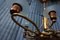 Lampadario vintage in ottone, rame e vetro satinato, Immagine 5