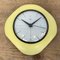 Reloj de pared vintage de baquelita amarilla de Metamec, años 70, Imagen 9