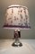 Lampada Art Nouveau con base in metallo argentato con inserto in ceramica e paravento in tessuto adatto, fine XIX secolo, Immagine 2