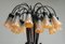 Tiffany Lilly Tischlampe mit 18 Kunstglasschirmen aus Bronze, 1980er 3