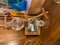 Dispensador de vino vintage de teca con decantador grabado, Imagen 1