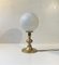 Skandinavische Tischlampe aus Messing mit kugelförmigem Opalglasschirm in Weiß 2