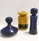 Vaso e bottiglie postmoderne smaltate blu e gialle attribuite a Parravicini, anni '70, set di 3, Immagine 5