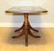 Table Basse Antique en Acajou Marron et Plateau en Cuir Vert sur Pieds Tripodes de Bevan Funnell 4